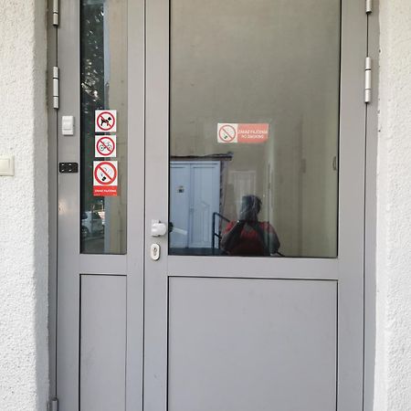 Hostel Living Bratislava By The Bus Station Exterior foto