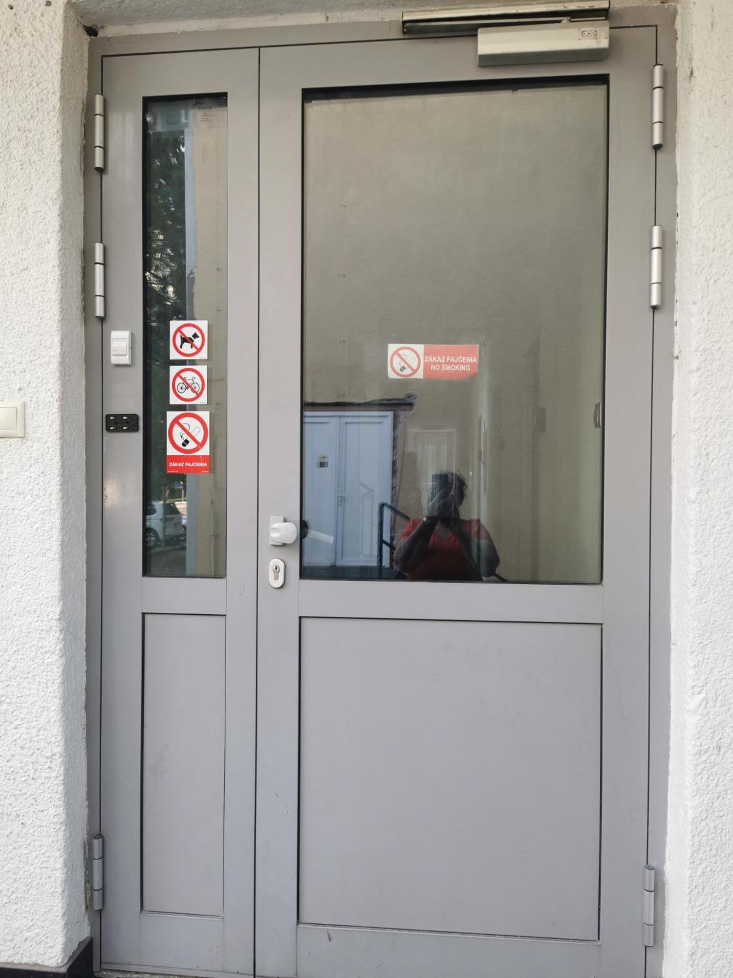 Hostel Living Bratislava By The Bus Station Exterior foto